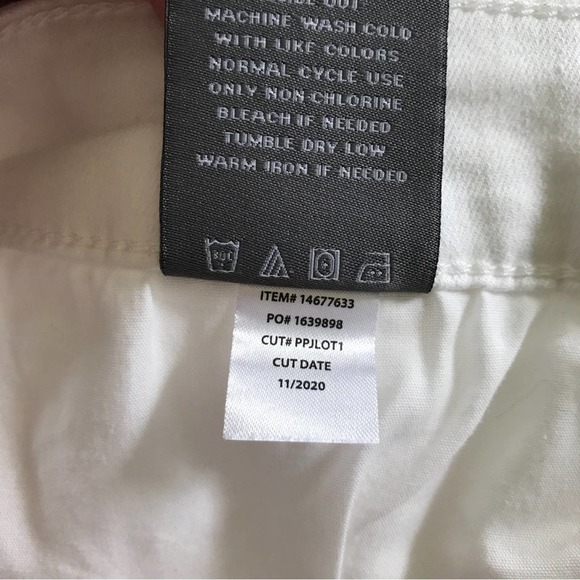 Torrid 5 Inch Vintage Stretch Mid-Rise Short White Sz 24 - Picture 7 of 7